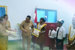 Pemerintah Biak salurkan beasiswa pendidikan kepada 90 anak OAP