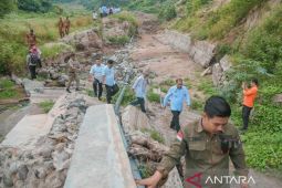 Pj Wali Kota Padangsidimpuan tinjau irigasi yang rusak akibat longsor