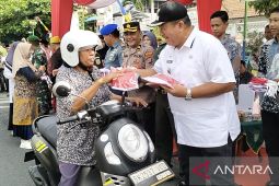Wabup Asahan bagikan ribuan bendera merah putih