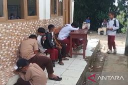 Ruang kelas ambruk, siswa SDN Cilimus menumpang belajar di SMPN 5