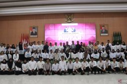 Pemkab Bekasi salurkan bantuan pintar pada 100 pemuda berprestasi