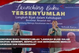 Peluncuran buku Tersenyumlah karya motivator Anna Hariyatiningsih