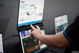 Laptop AI "Zenbook DUO" dikenalkan di Surabaya