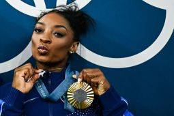 Simone Biles rayakan status "GOAT" dengan kalung kambing dan emas keenam Olimpiade