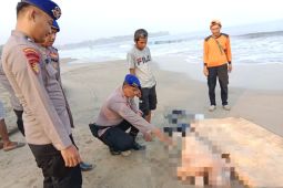Ditpolairud Polda Banten evakuasi mayat WNA di Pantai Anyer