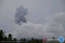 Jumat ini, Gunung Ibu meletus enam kali beruntun dan zona bahaya 4 km