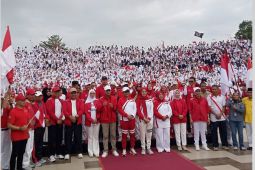 Ribuan warga Mataram sukseskan Gerakan pembagian 10 Juta Bendera merah putih sambut HUT RI