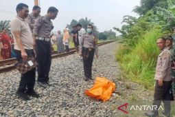 Polisi evakuasi seorang pria tewas ditabrak kereta api di Deli Serdang