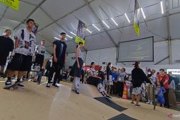 Atlet skateboard peragakan busana Lakon di JF3