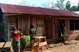 Kodim Paser perbaiki  dua rumah tidak layak huni
