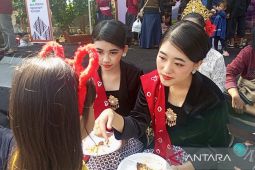 Pemkab Kuningan melestarikan tradisi "Babarit" di Hari Jadi ke-526