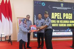 Kemenkumham Banten beri santunan bagi 66 keluarga pegawai korban COVID