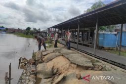 Jalan Desa Paminggir Alami Penurunan Hingga Sepanjang Puluhan Meter