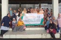 Tim Farmasi ULM bina PKK di Banjarbaru produksi susu fermentasi