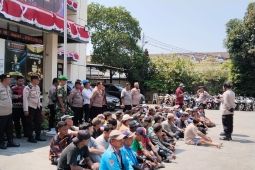 Seorang pengemudi ojek daring berhasil selamat dari aksi begal motor di Jakarta Utara