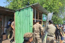 Satpol PP Kota Bogor bongkar warung miras untuk cegah tawuran