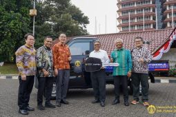 UI terima hibah mobil DFSK Super Cab dari PT Sokonindo Automobile