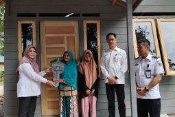 Dua warga Kelurahan Hikun Tabalong terima bantuan rutilahu