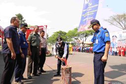 55 regu pemadam dari perusahaan di Bekasi adu tangkas padamkan api