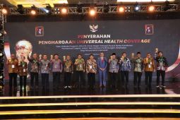 Pemprov dan pemkab/pemkot di Maluku terima penghargaan pencapaian UHC dari Wapres Ma'ruf Amin
