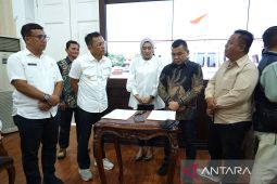 Perumda Transportasi Pakuan Kota Bogor menyerahkan hak 39 mantan karyawan PDJT