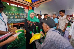 Khofifah dan PC Muslimat NU gelar pasar murah untuk warga Situbondo