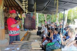 Neka Art Museum demokan pembuatan keris dan alat pertanian