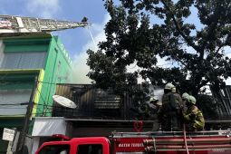 16 unit damkar dikerahkan padamkan kebakaran gudang sepatu Cibaduyut Bandung