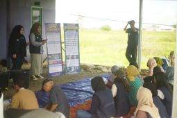 Mahasiswa KKN ULM demonstrasi kan BUDIKDAMBER ke warga Sungai Rangas Ulu