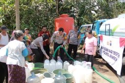 Polisi distribusikan bantuan air bersih di Desa Plalangan Jember
