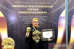 Bupati Bone Bolango terima penghargaan UHC 2024