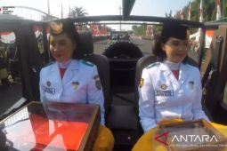 Bendera Pusaka dan Teks Proklamasi dibawa menuju Halim dengan maung