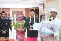 Pemkab Bekasi memfasilitasi dhuafa menikah gunakan dana zakat