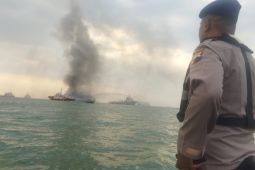 52 kru kapal KM Kirana 1 yang terbakar sukses dievakuasi