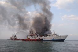 Petugas gabungan evakuasi 52 kru KM Kirana I yang terbakar