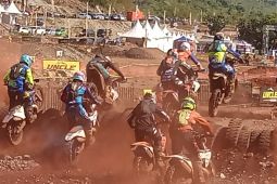 Pembalap bersaing ketat pada Uncle Hard Enduro 2024