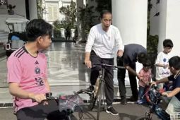 Presiden nikmati Minggu pagi bersepeda dengan anak cucu di taman istana