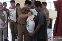 Pemkot Metro dan Bulog salurkan bantuan beras alokasi Agustus