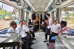 Presiden jajal kereta otonom untuk angkut tamu saat upacara di IKN