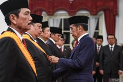 Presiden beri penghargaan 64 tokoh, mulai Surya Paloh, Prabowo Subianto, hingga Erick Thohir