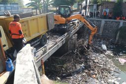 Antisipasi banjir, BPBD Kota Madiun rutin bersihkan sampah di aliran sungai