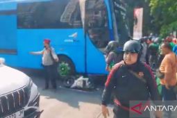 Pengendara motor tewas akibat terlindas bus di Cawang