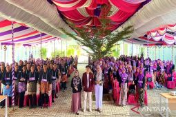 Mahasiswa baru FSB UNG pakai sarung batik saat pengenalan kampus