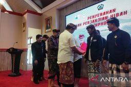 Bupati Bangli serahkan perjanjian hibah pemda ke lembaga adat