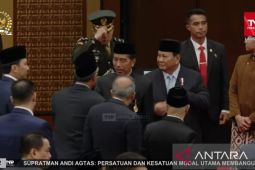 Prabowo dampingi Jokowi  bersalaman dengan tamu undangan Sidang Tahunan
