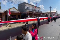 Puluhan petugas Linmas Kota Malang arak bendera merah putih berukuran raksasa