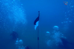 Mahasiswa USK kibarkan merah putih dan bersihkan sampah di laut Aceh Besar