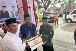 Menko PMK bersama BNPB serahkan bantuan penanggulangan bencana Rp250 juta di Ambon