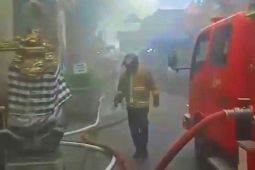 Petugas upaya padamkan api di pasar Ubud terbakar