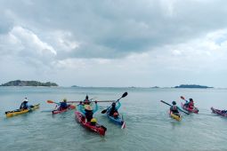 Sembilan pendayung mengelilingi pesisir pulau Belitung selama 28 hari